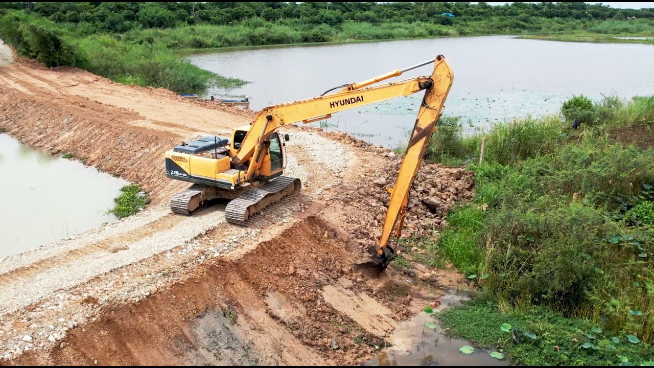 The HYUNDAI 220LC 95 Long Arm Excavator is well suited for roadside construction around a lake