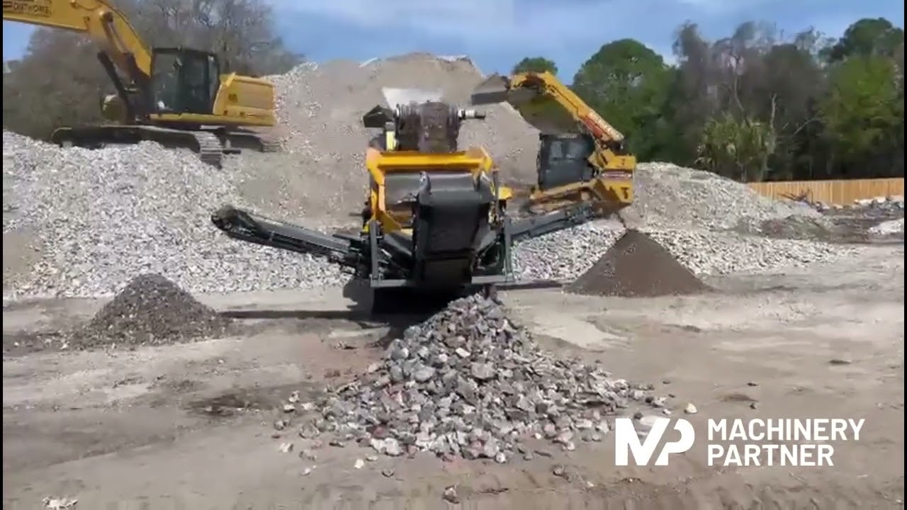 RubbleCrusher RCS48T in action screening concrete
