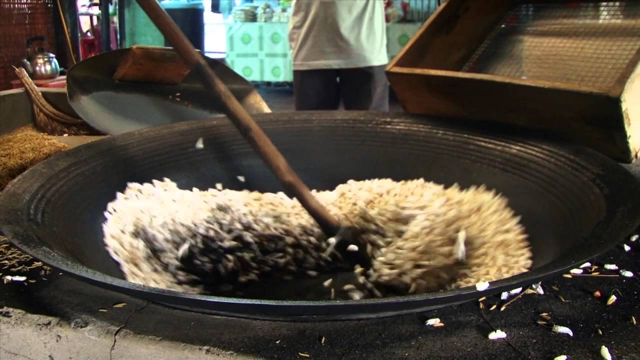 Fabrication artisanale de riz soufflé dans le Delta du Mékong