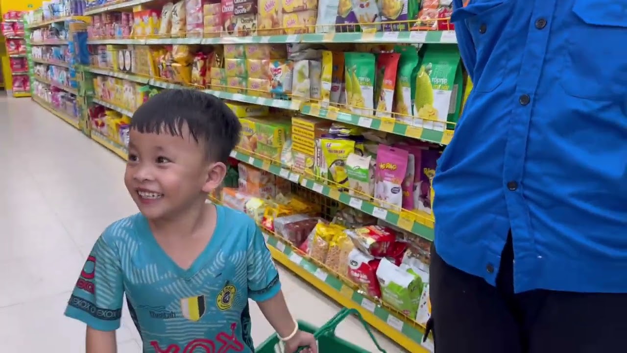 Chuột Chạy Vô Năng Nỉ Anh Hai Chở Đi Bách Hóa Xanh Mua Sữa Kun Và Trứng Khủng Long #ngocdieuvlog123