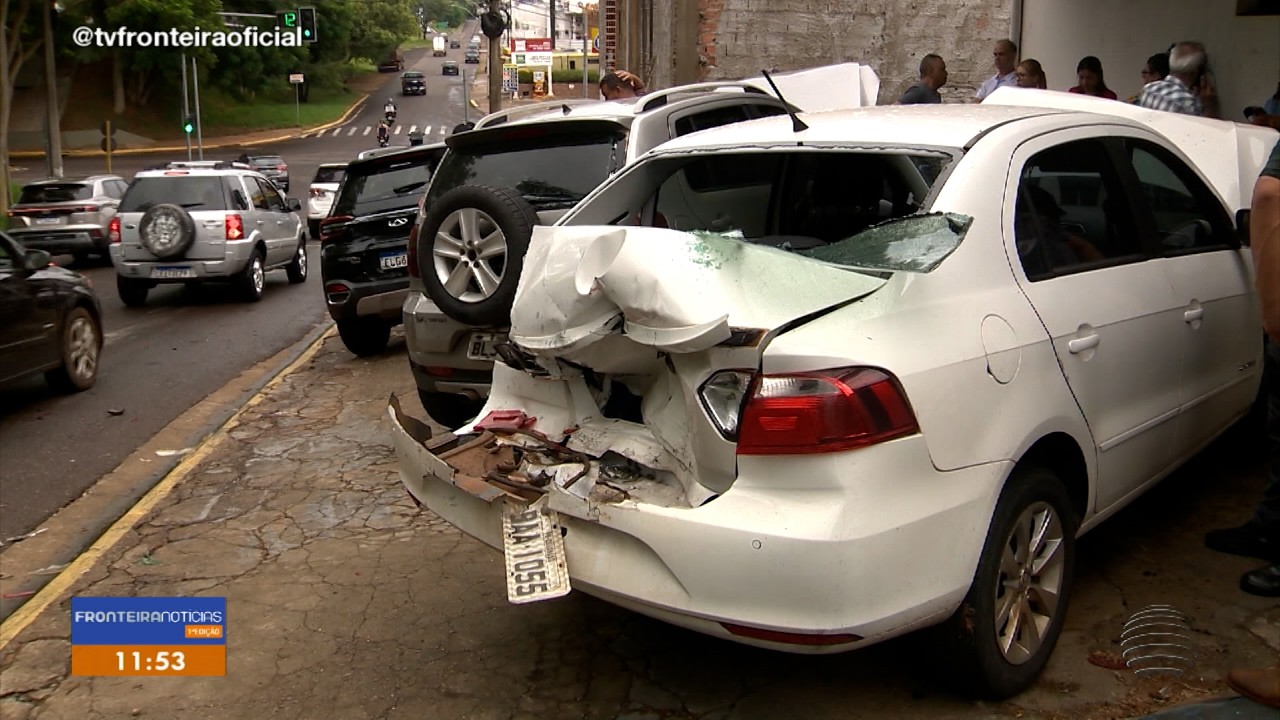 Engavetamento envolve caminhão e carros na Avenida Joaquim Constantino