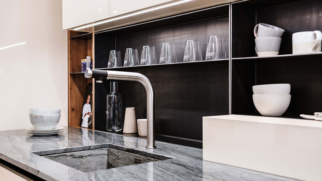 DAN Küche Silbermond in Magnolie mit Naturstein von Strasser Steine