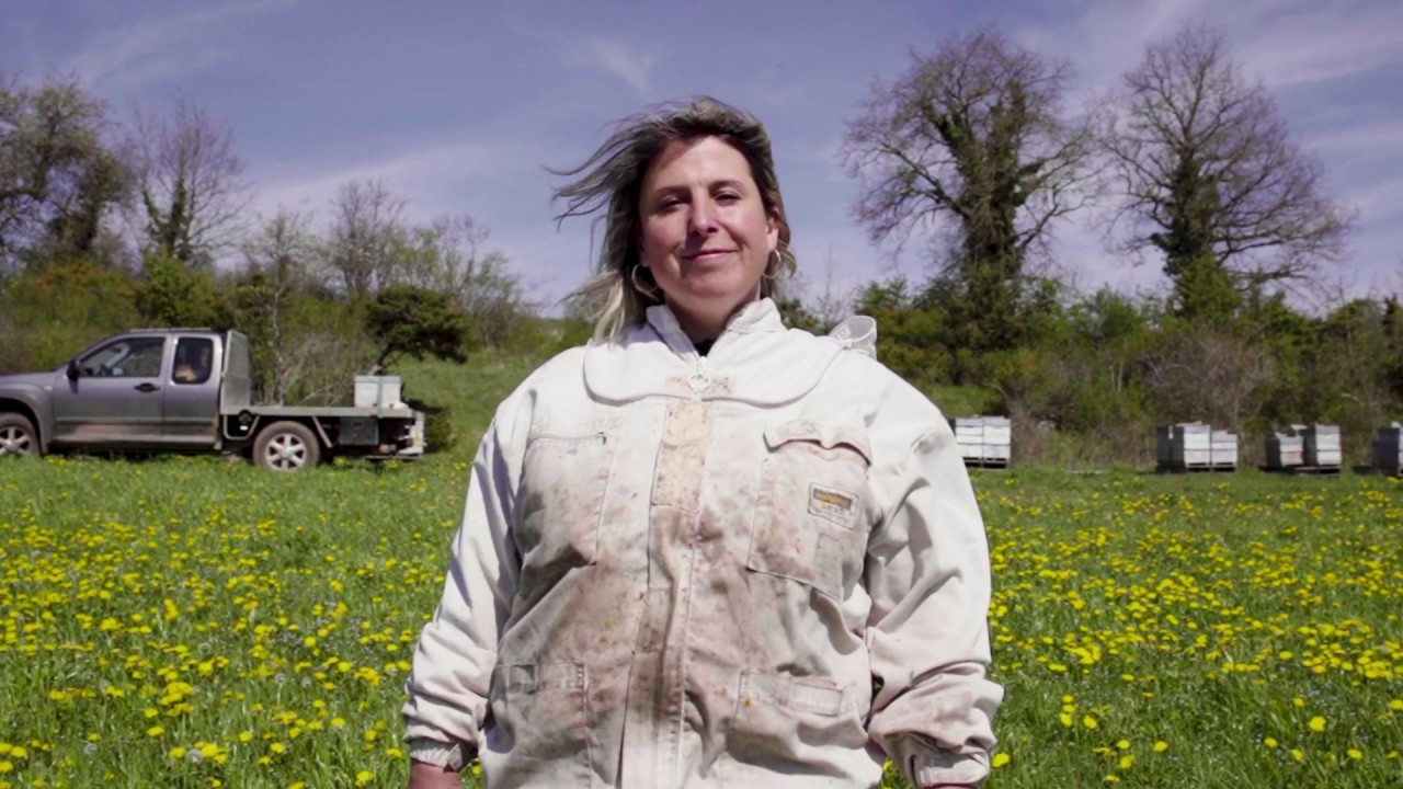 Portrait d'Ingrid , apicultrice Les Compagnons du Miel en Aveyron