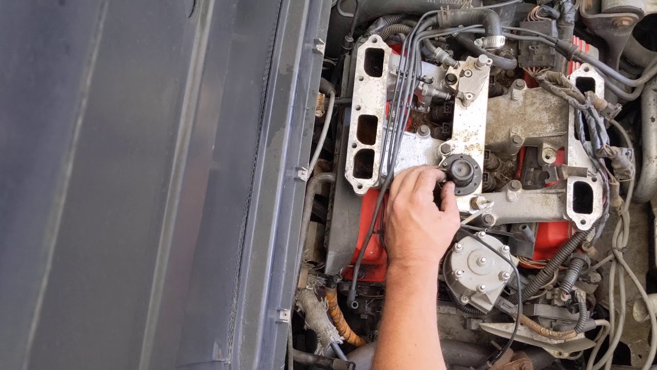 1985 Pontiac Fiero GT 2.8 V6 Upper Intake & Fuel Rail Removal