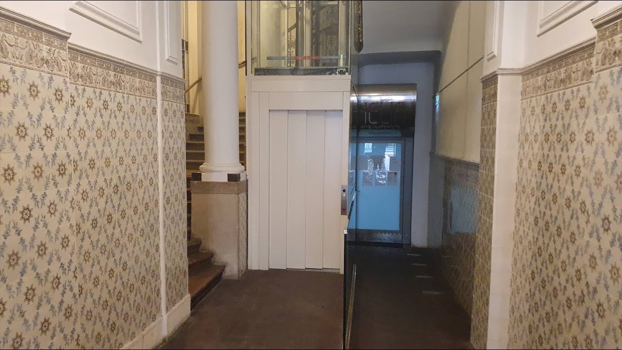 4-speed doors! Scenic 2015 Flügel & Klement MRL Traction Elevator@Fleischmarkt 9, Vienna, Austria