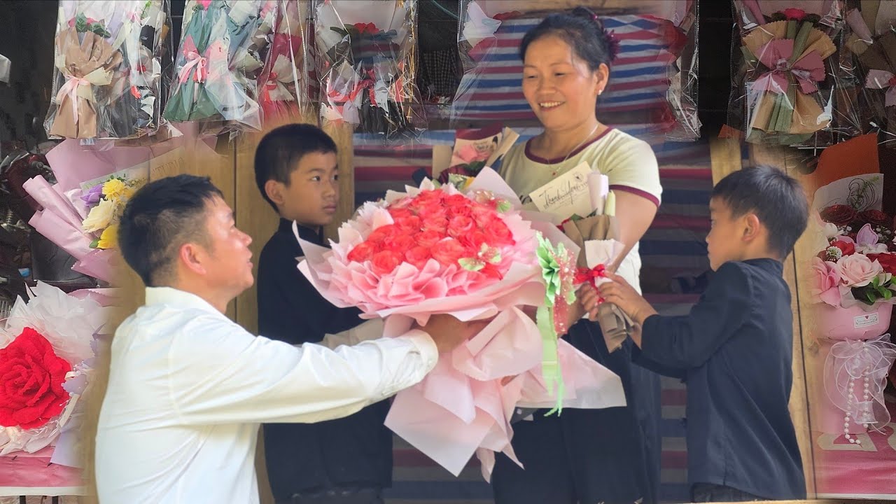 Single mother receives flowers from ex-husband on October 20, International Women's Day.DANG THI DU
