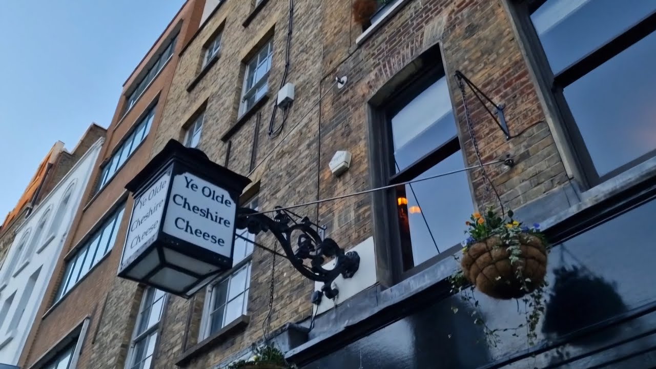 Ye Olde Cheshire Cheese Pub, on Fleet Street. Full tour + historic images.
