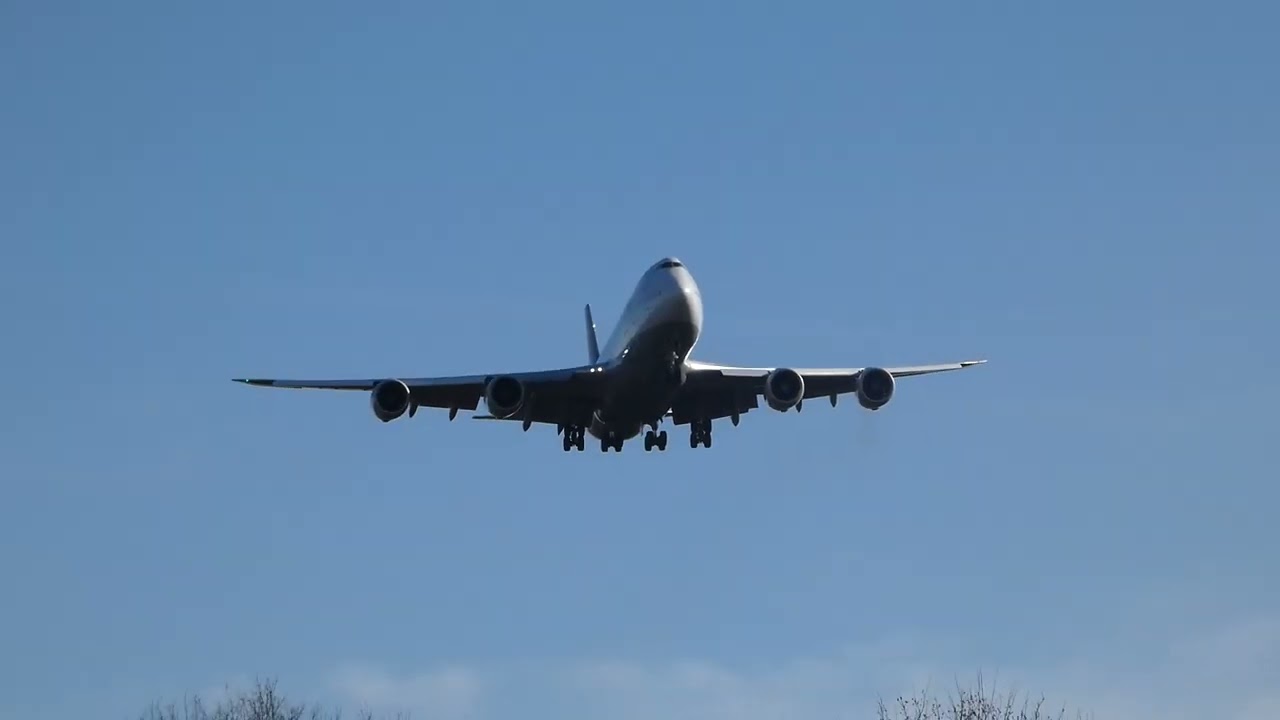 lufthansa 747-800 flying over at KIAD