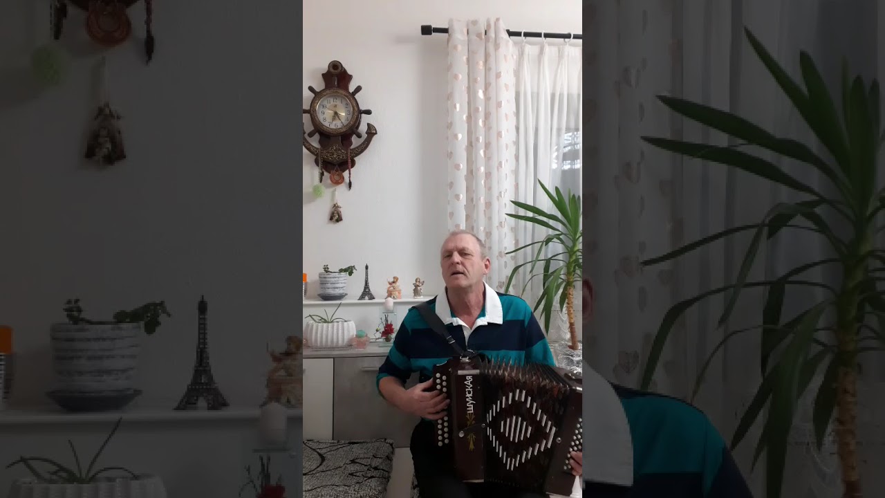 Жёлтый дождь стучит по крышам.(кавер)