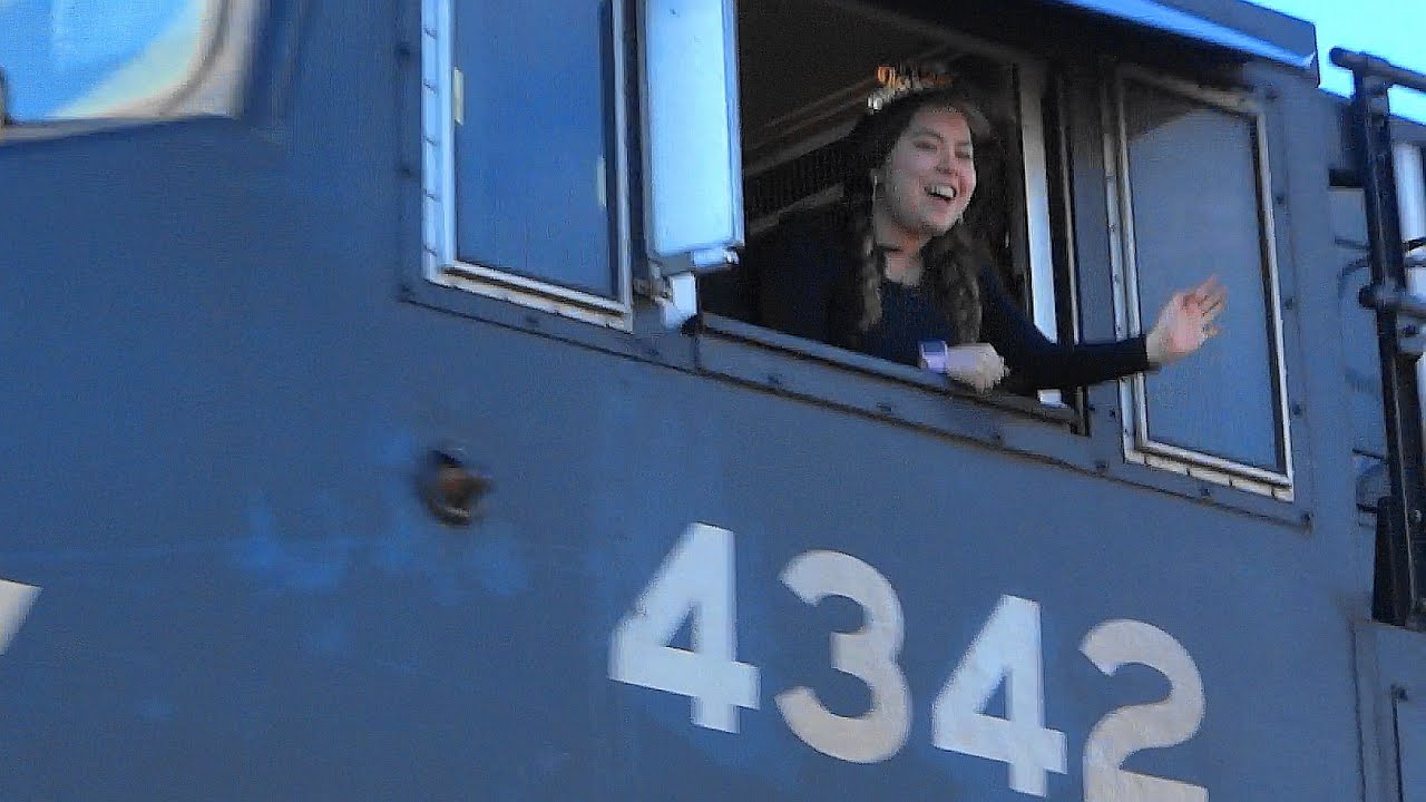 👋☺ Super Friendly Conductor on Norfolk Southern Train ☺👋