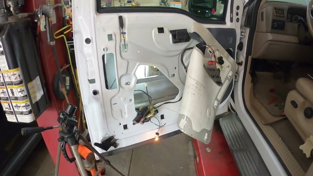Замена дверной панели и привода дверного замка Ford F250 2001 года
