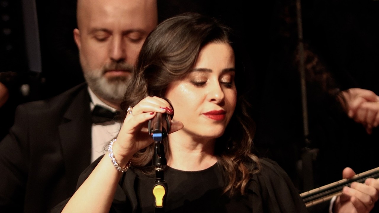 CUMHURİYET KOROSU - SEN GÜLERSEN GÜL AÇILIR YAZ OLUR - Solist: Selda Köksal