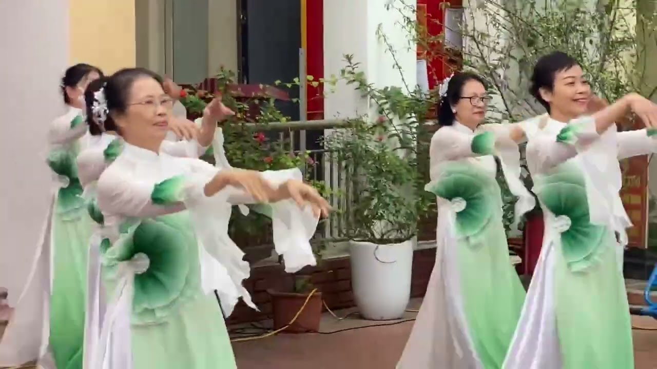 CLB dân vũ tổ 10 Giảng võ,Mùa xuân đầu tiên 