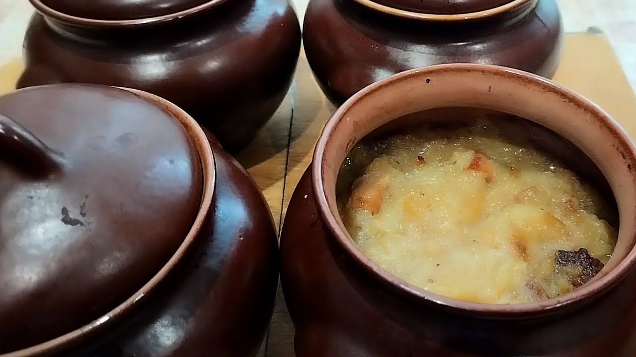 Вариант обеда : щи из квашеной капусты, бабка в горшочке, салаты, компот