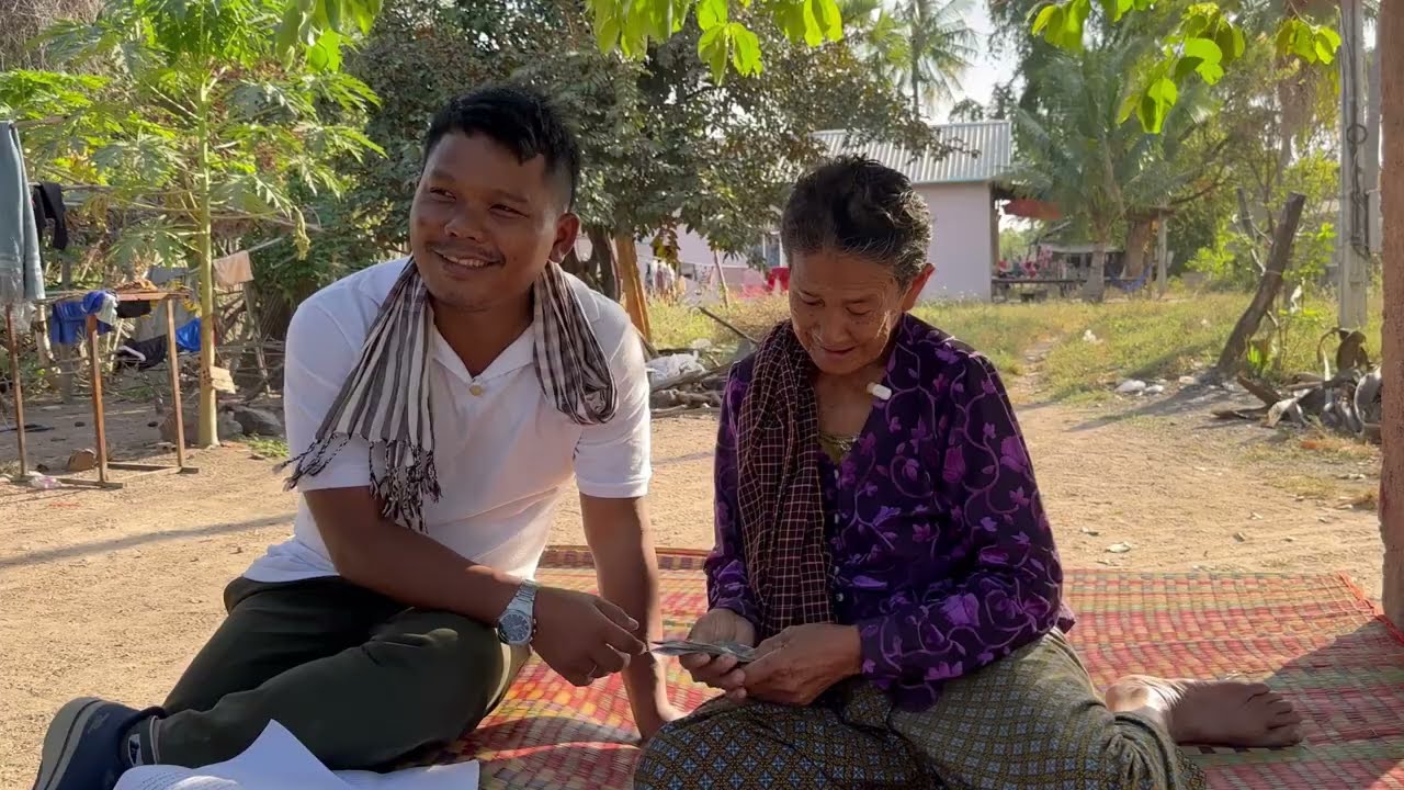 យាយចាស់ហើយនៅដើររើសស្លឹកដូងធ្វើអំបោសលក់ទៀត