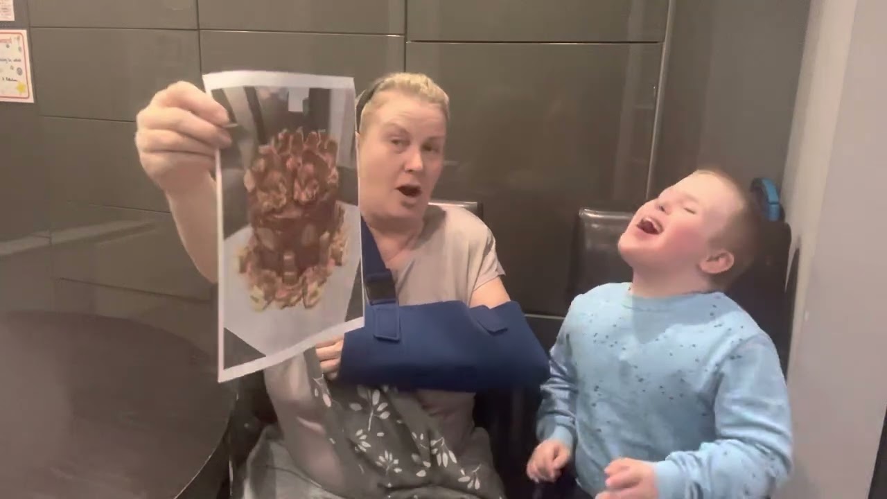 Makaton for ‘CHOCOLATE CAKE’ 🍫🧁