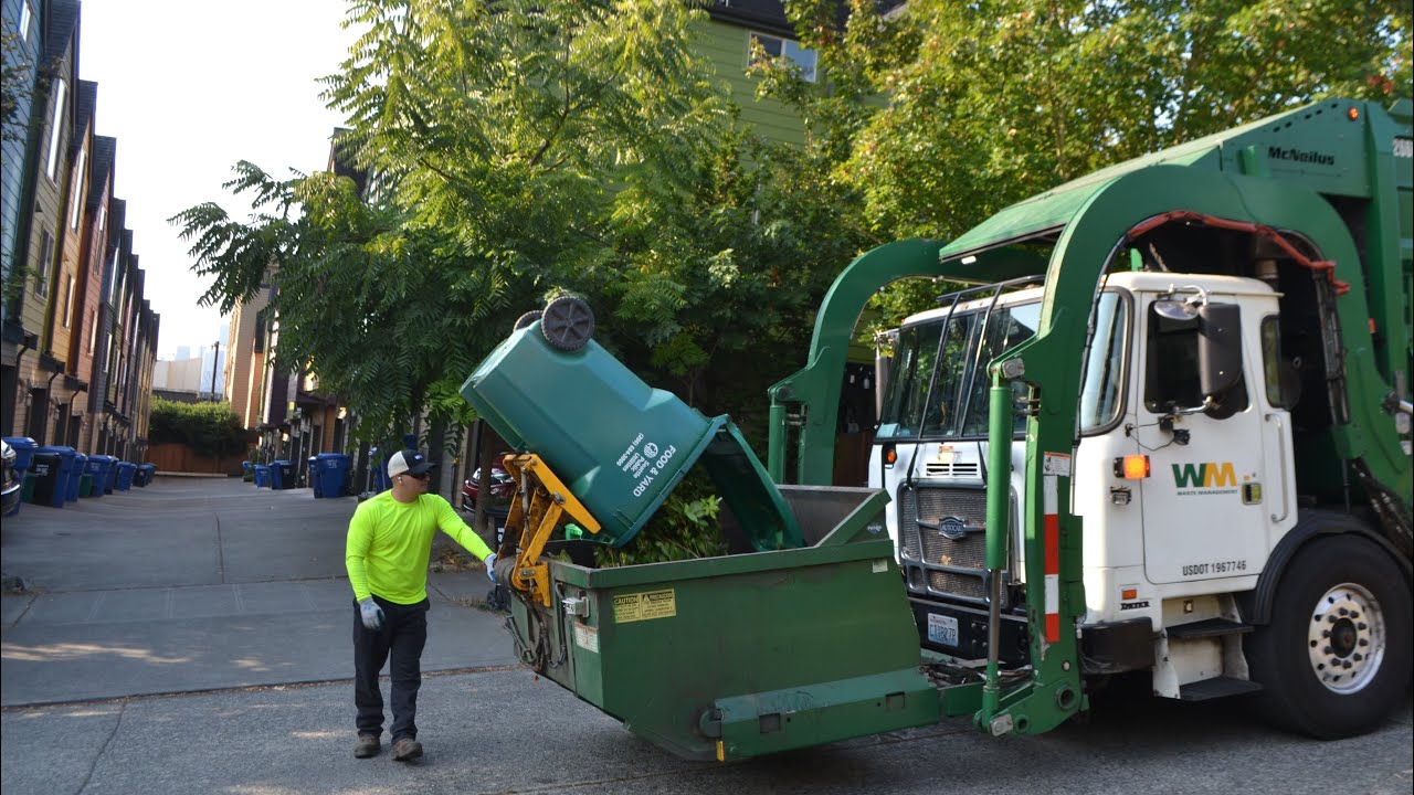 Waste Management Carry Can Garbage Truck Hustlin' Thru Seattle's Scenic Fall Yardwaste Route!