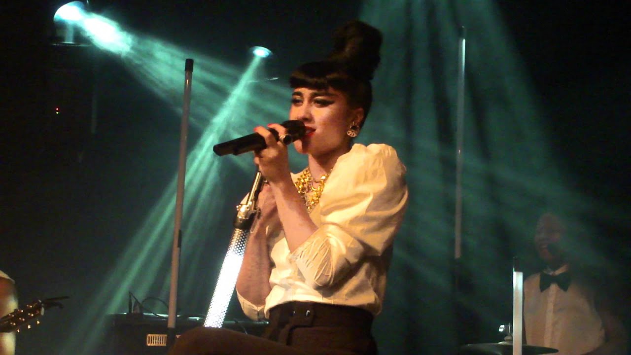 Natalia Kills Love Is A Suicide live in Vienna 16/9/2011