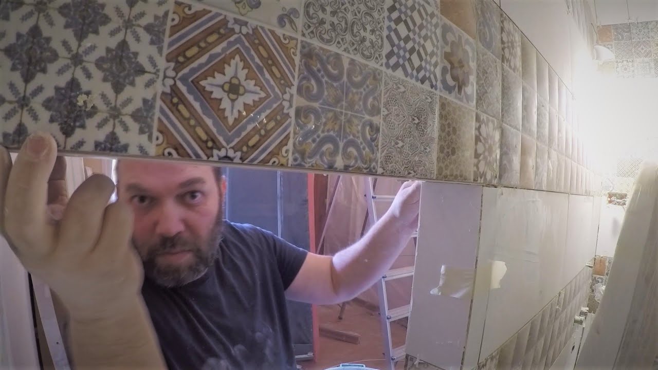 שיפוץ אמבטיה, איך לרצף קירות בקרמיקה ואיך לעשות סיקה. אינסטלציה למתחילים #ריצוף #שיפוץ