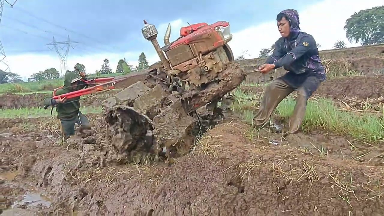 Joki traktor pontang panting saat naik galengan