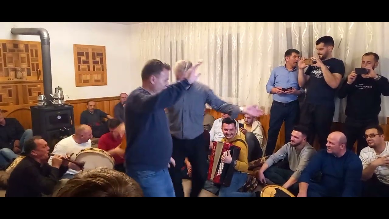 Kapu&ccedil;at n&euml; Shushic&euml; shoq&euml;ruar me vall&euml;zim nga Baci Zeq&euml; dhe Isufi !