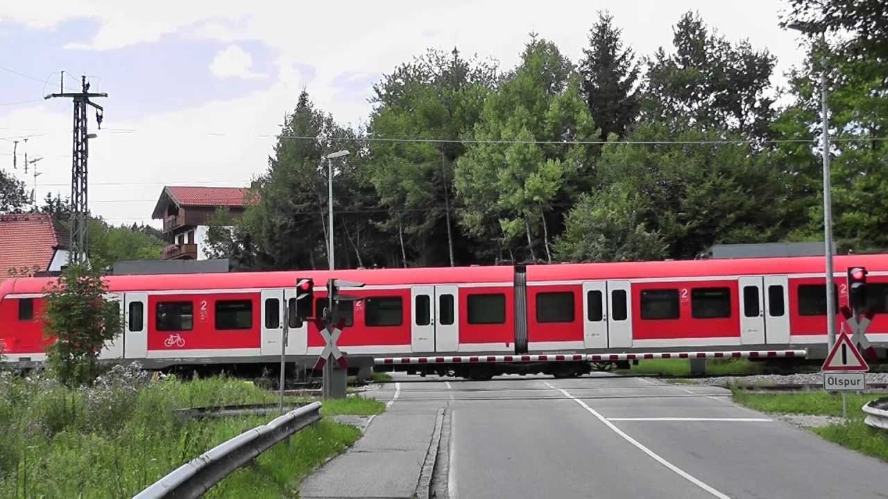 Bahnübergang "Römerstraße", Valley ++ seltene Lichtzeichen am Südast der S-Bahnlinie S7