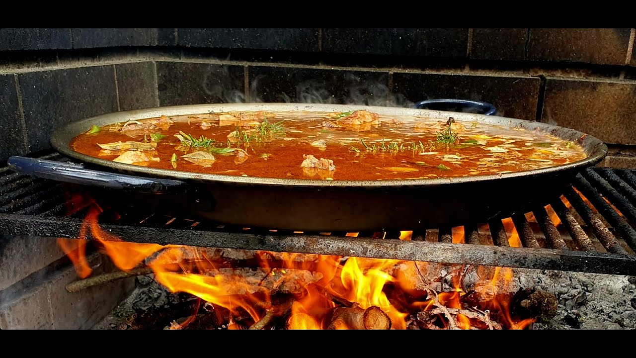 Настоящая валенсийская паэлья с дровами и хитростью, чтобы налить именно ту воду.
