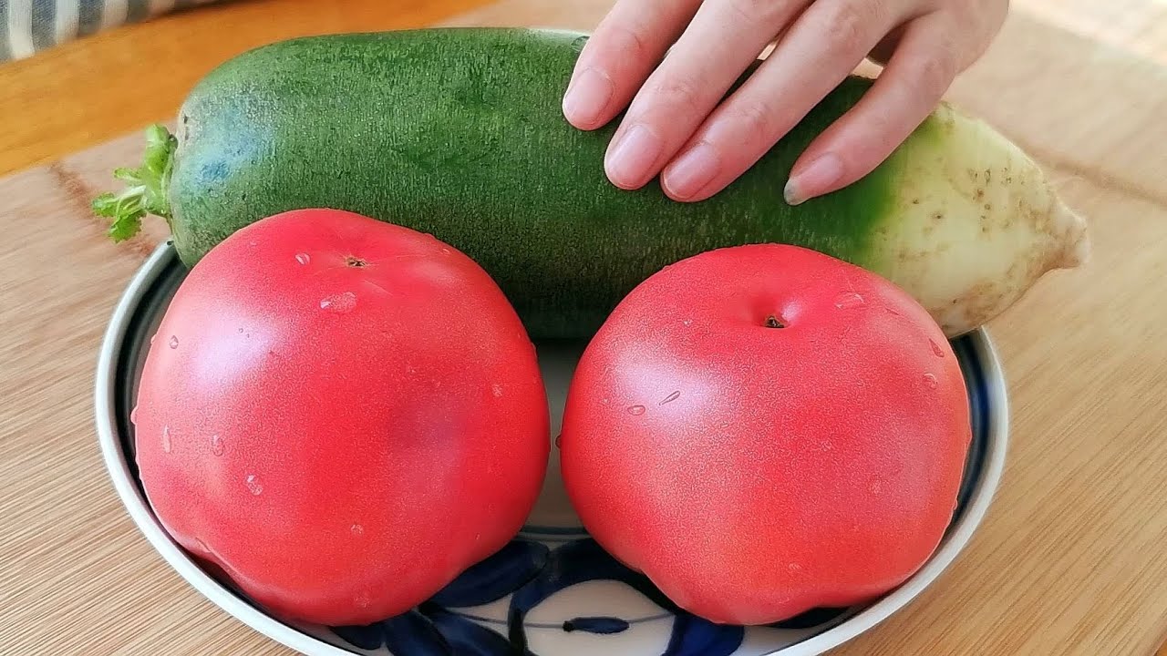 秋天要多吃萝卜，教你新吃法，加2个西红柿，出锅连汤汁都不剩！