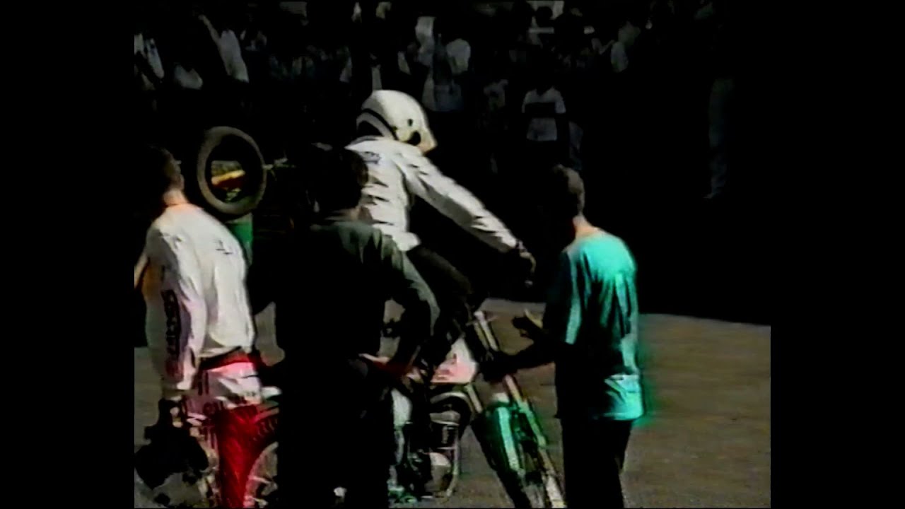 Motos indoor, en la plaza de Espinosa de los Monteros. Año 1997