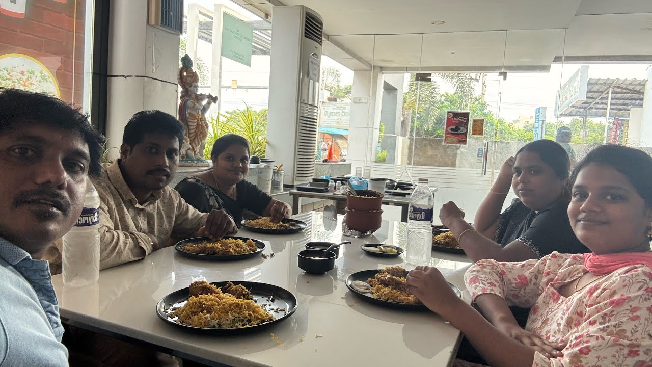 చిన్నోడు అమ్ములు తో కలిసి నాయుడుగారి కుండ బిర్యానీ కి వెళ్ళాము ఇలా వుండింది అనుకోలా 