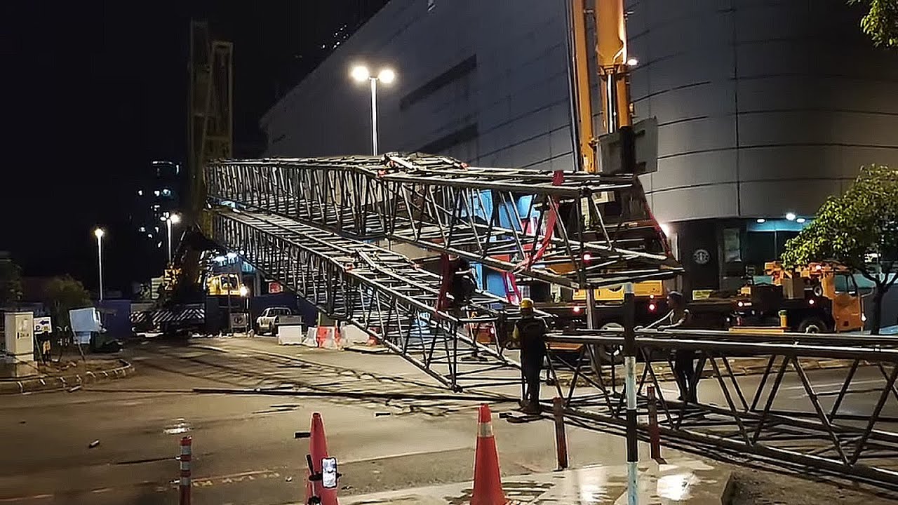 Disassemble Liebherr LTM1300 6.1 Luffing Jib 60m | Part 01