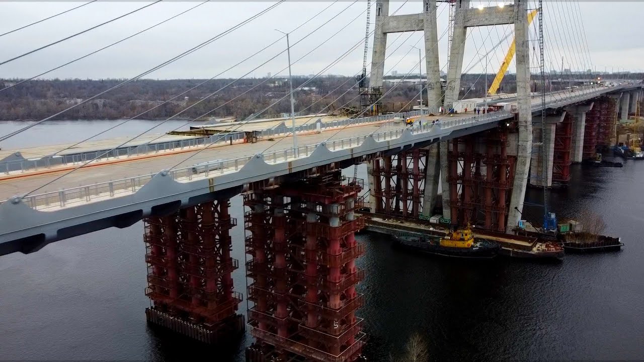 Запорожский мост. Активные работы под пролетами моста. Монтаж временной опоры краном LK800 Захарий