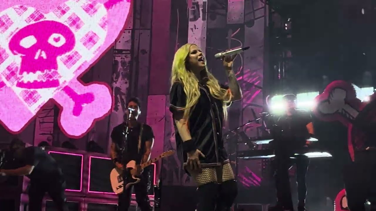Avril Lavigne - “Girlfriend” LIVE 4K Jacksonville, FL June 24, 2025
