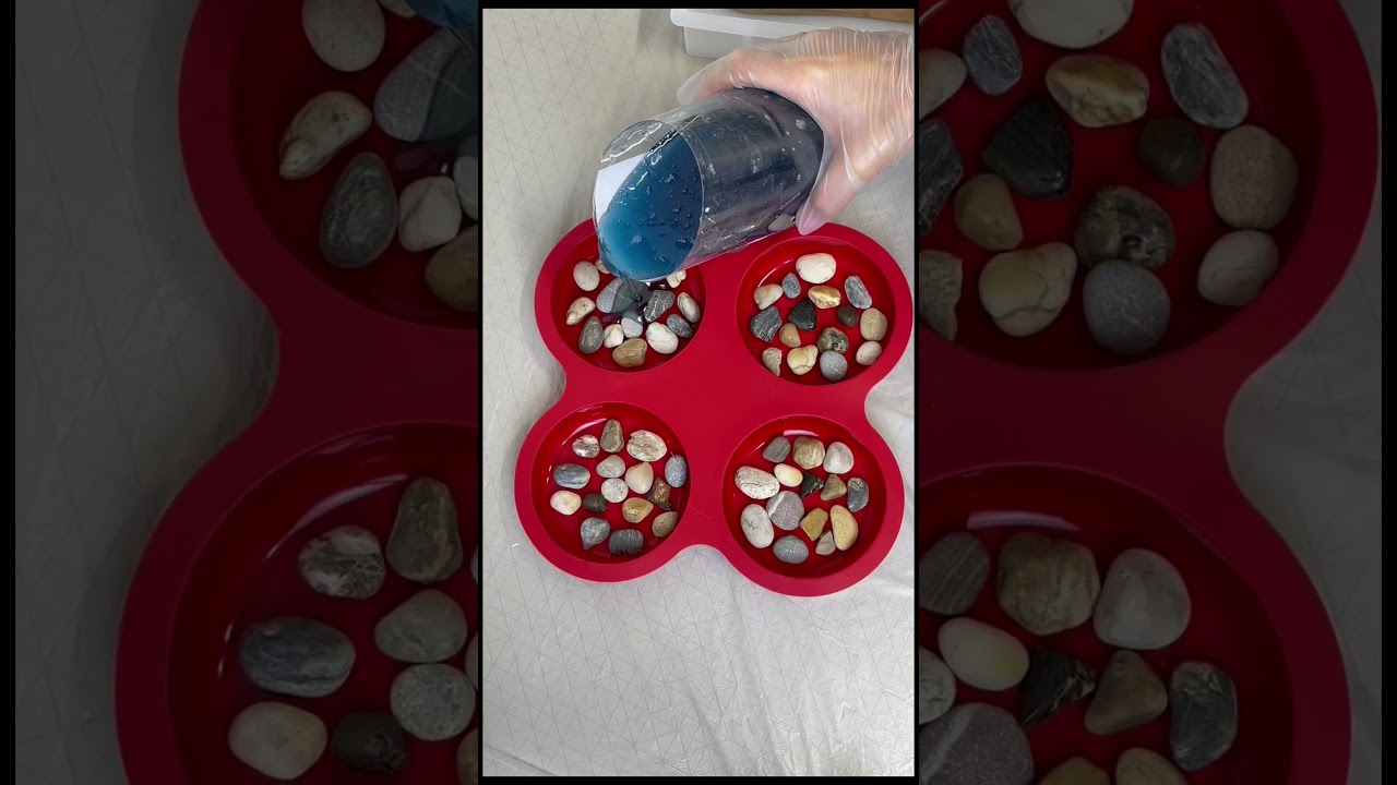 DIY resin coasters with pebbles. #resinart #diydecor #epoxy #kunst