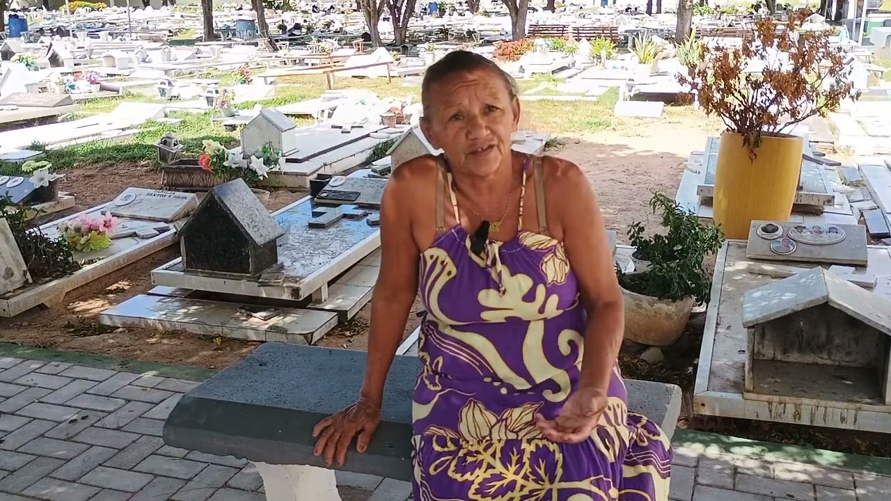 Mulher mora há 21 anos em cemitério na cidade de Iguatu, CE: "Não tenho medo".