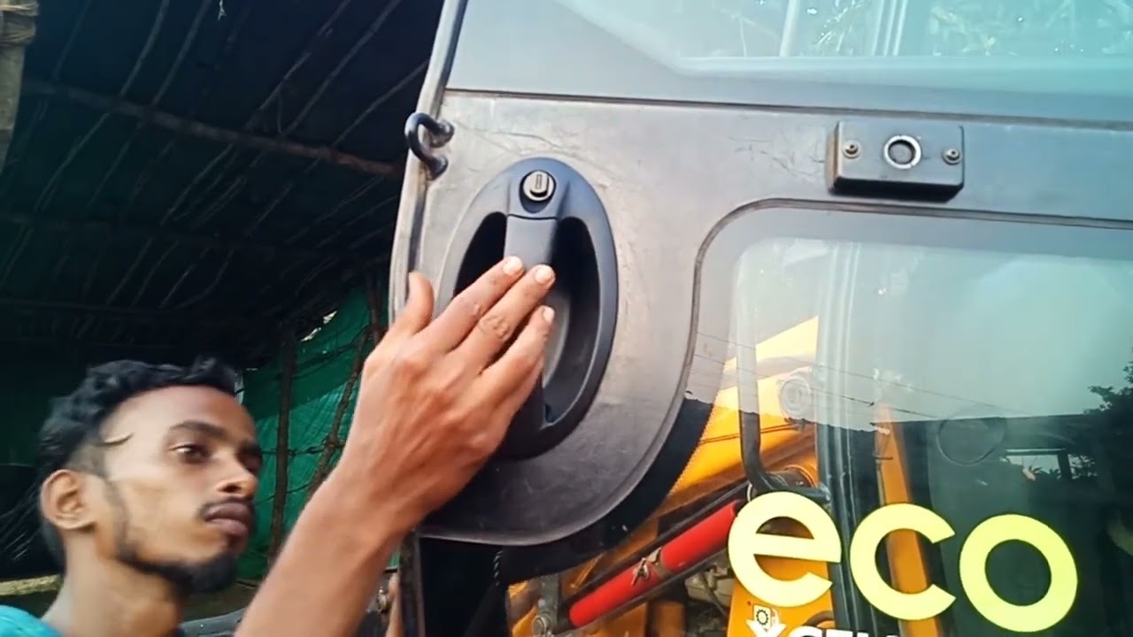 The door lock of JCB was newly installed.#Door Lock Left Side Part No. 333/Y2923