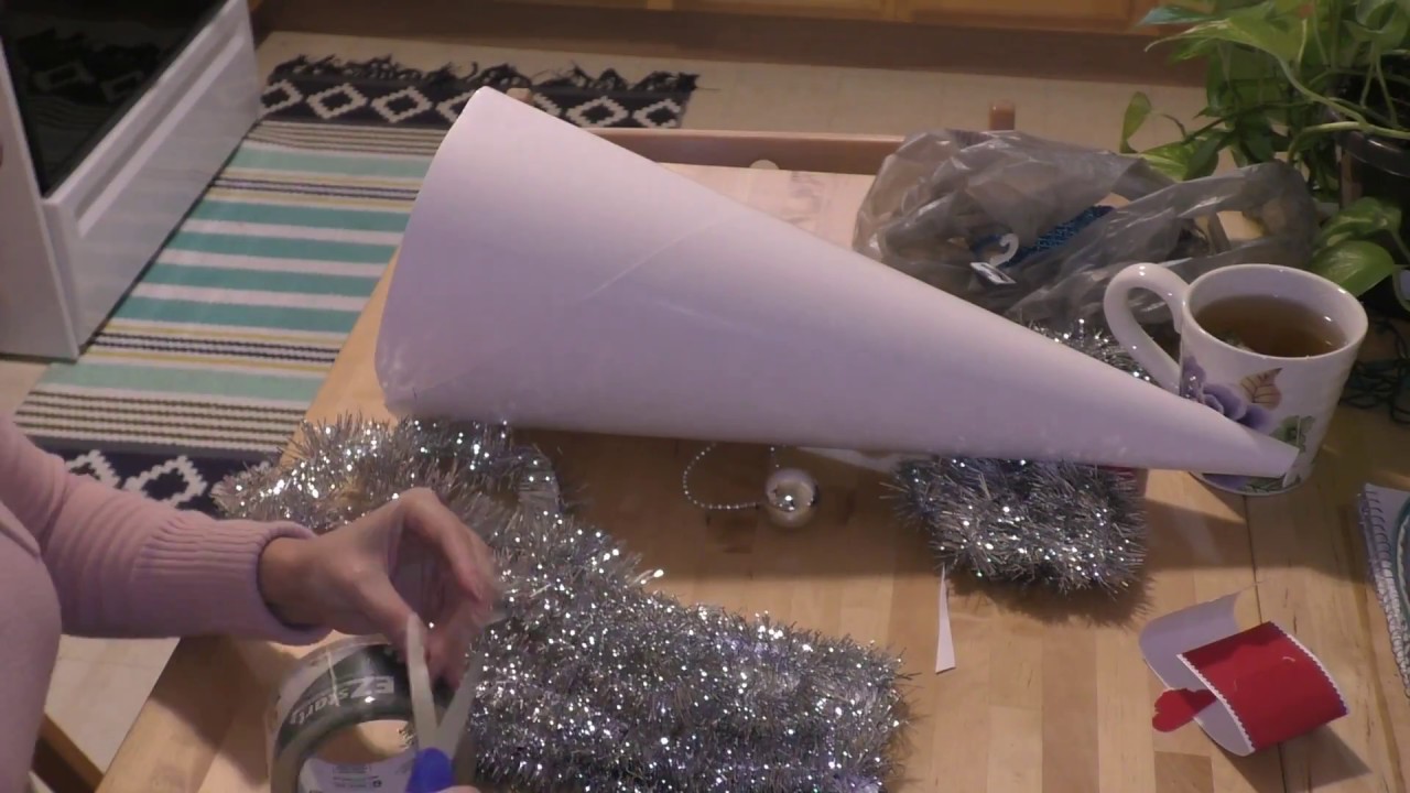DIY - My last minute quick, clean, easy and cheap office Christmas tree
