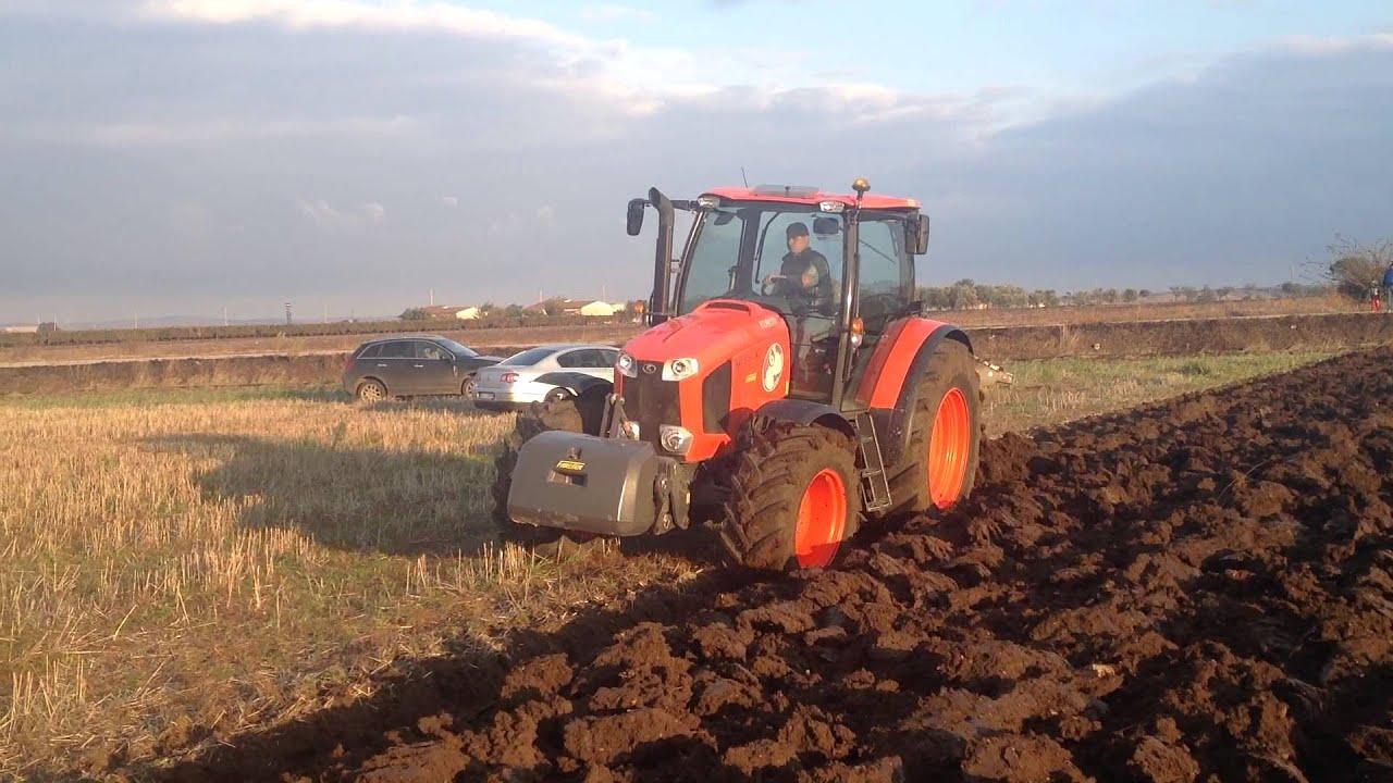 Kubota M135GX in aratura