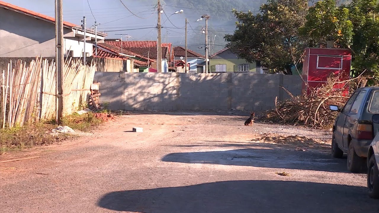 Congonhal: dono de terreno manda construir muro e fecha rua