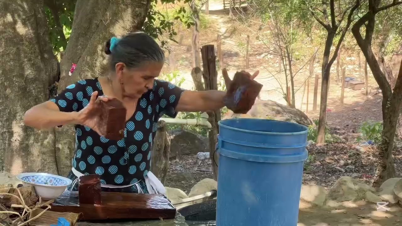 Hoy les muestro como mi abuela elabora el vinagre de piña de manera artesanal.