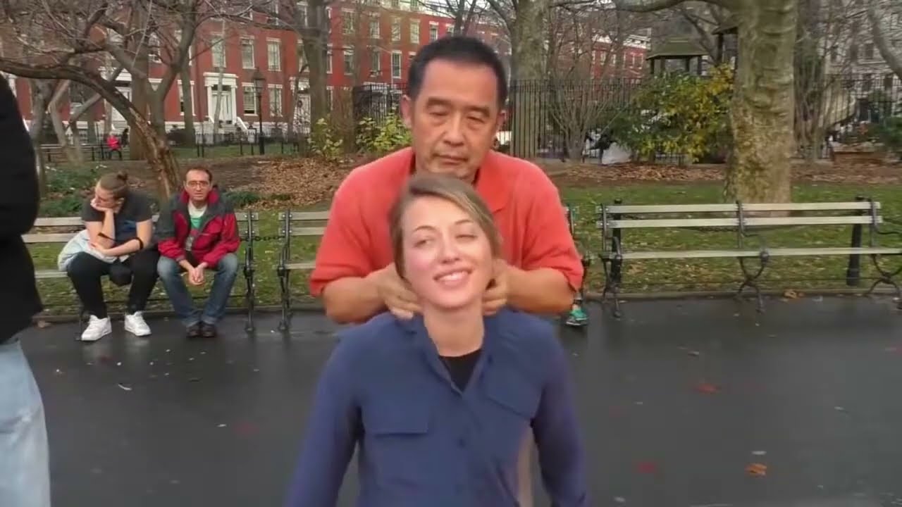 Luodong Massages White European Woman At The Park