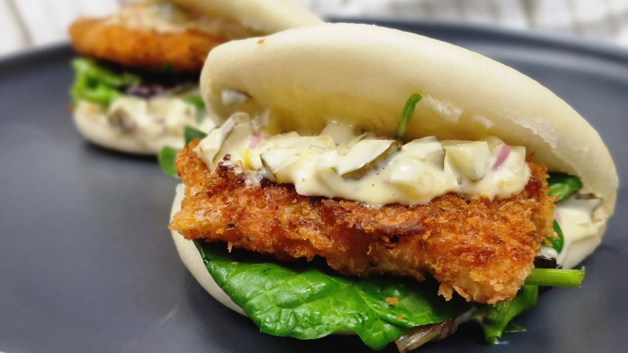 Хрупкава риба в парено хлебче със свежа салата и домашен сос тартар