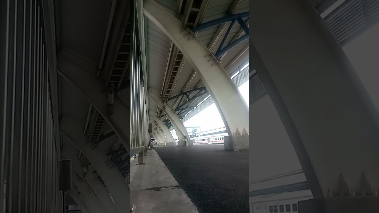 Kesibukan KA Di Stasiun Sepanjang 