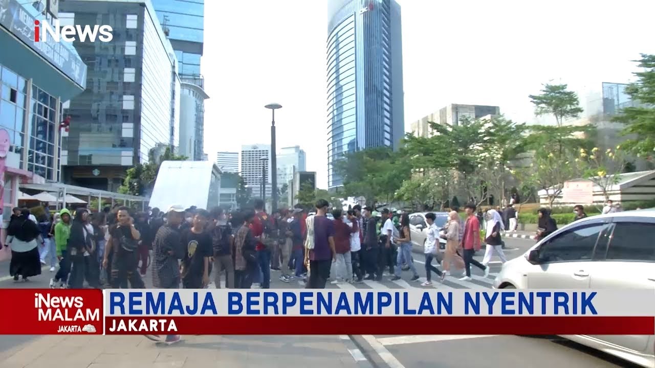 Citayam Fashion Week, Remaja Berpakaian Nyentrik Nongkrong di Sudirman, Jakarta #iNewsMalam 10/07