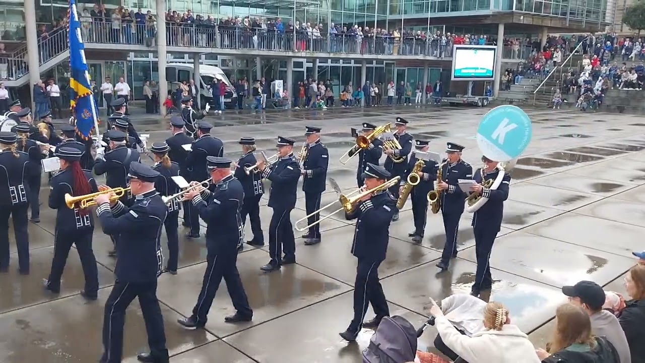 Mars van het Koninklijk Escorte (Roland Cardon) - Koninklijke Gemeentelijke Harmonie Koksijde