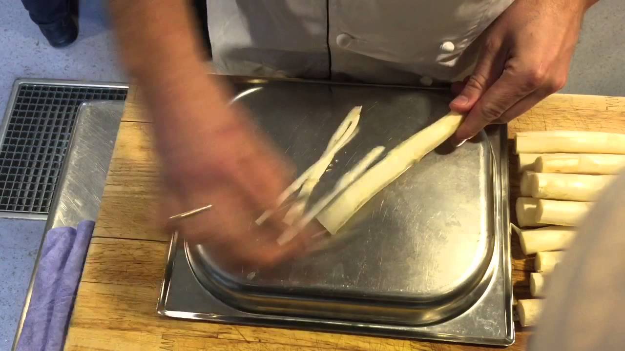 Peeling white asparagus