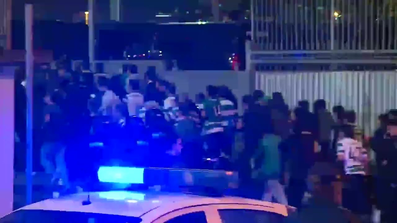 Sob forte dispositivo de seguran&ccedil;a: os adeptos do Sporting chegaram &agrave; Luz