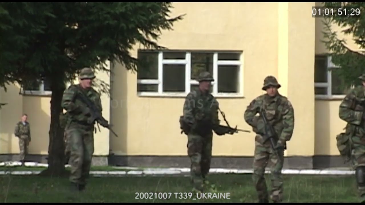 Военнослужащие НАТО проводят учения. Украина, 2002 год.
