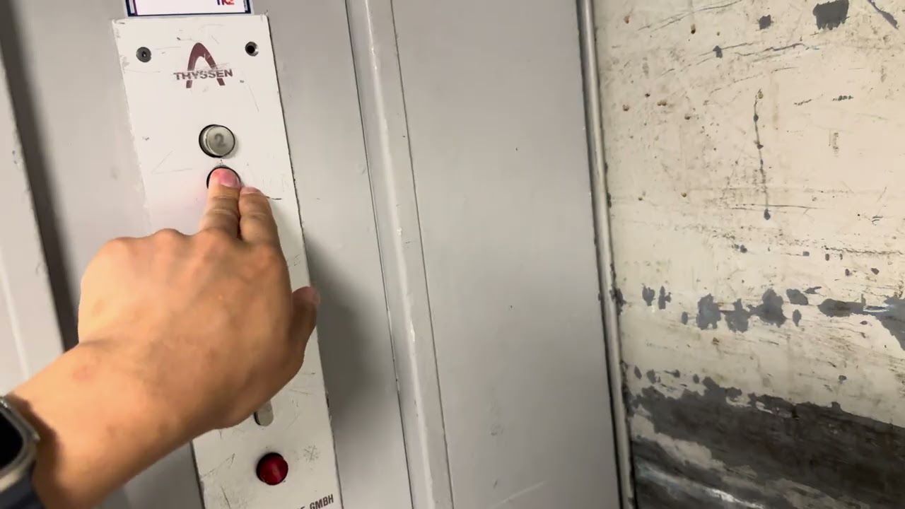 Stuck! 1983 Thyssen Lift Without Inner Doors at Arkaden Shopping, Oslo, Norway