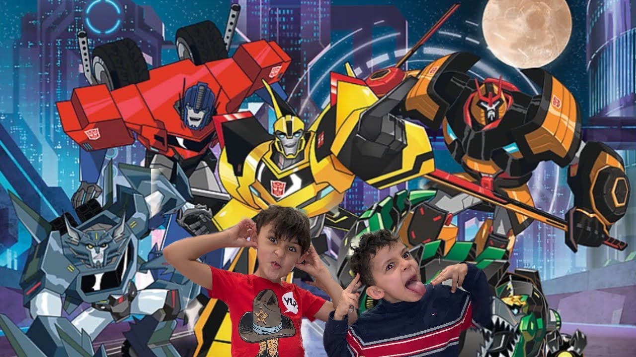 Lord and Joe play with Transformers Turbo Changer Autobot, Optimus Prime, Bumblebee, Grimlock...